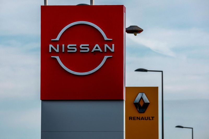 &copy; Reuters. The logos of car manufacturers Renault and Nissan are seen in front of dealerships of the companies in Le Coteau, France, July 13, 2023. REUTERS/Gonzalo Fuentes/file photo