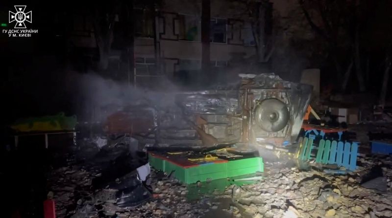 &copy; Reuters. أشياء محترقة بعد قصف في كييف بأوكرانيا يوم الأربعاء في لقطة مأخوذة من مقطع فيديو. صورة لرويترز من خدمة الطوارئ الحكومية في أوكرانيا. يحظر إع
