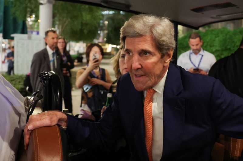 &copy; Reuters. المبعوث الأمريكي الخاص للمناخ جون كيري يغادر اجتماعا خلال مؤتمر الأمم المتحدة المعني بتغير المناخ (كوب28) في دبي يوم الثلاثاء. تصوير: عمرو ال