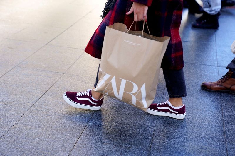 &copy; Reuters. Photo d'archives: Une cliente porte un sac du magasin de vêtements Zara, qui fait partie du groupe espagnol Inditex, à Bilbao, en Espagne. /Photo prise le 30 novembre 2021/REUTERS/Vincent West 