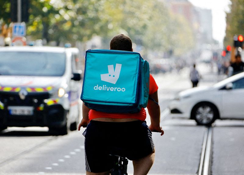 &copy; Reuters. FILE PHOTO: A delivery worker with a backpack of Deliveroo rides a bike in Nice, France, October 25, 2022.  REUTERS/Eric Gaillard
