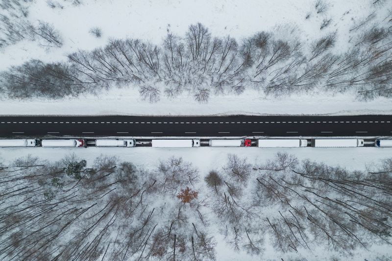 &copy; Reuters. FILE PHOTO: Trucks line up in a long queue to cross the Polish-Ukrainian border at the Dorohusk-Jagodzin crossing, in Ludwinow, Poland, December 4, 2023. REUTERS/Kuba Stezycki/File Photo
