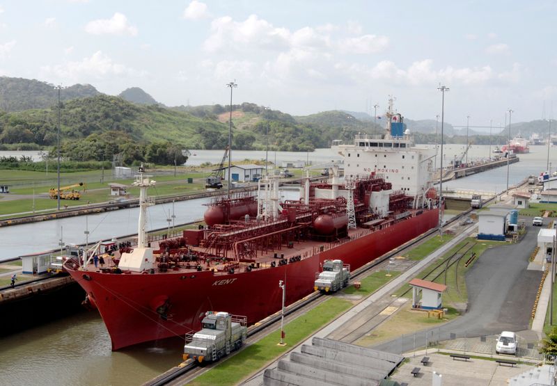 © Reuters. FILE PHOTO: A tanker ship passing through the Miraflores docks at the Panama Canal, in Panama City, December 30, 2009. REUTERS/Alberto Lowe/File Photo