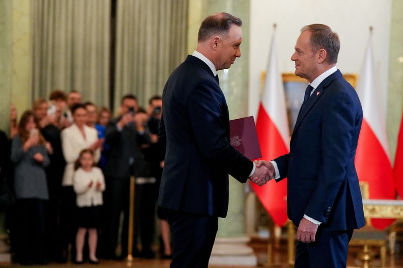 &copy; Reuters. 　欧州連合（ＥＵ）のトゥスク前大統領（右）が１３日、ポーランド首相に就任し新政権が正式に発足した。大統領宮殿で１３日撮影（２０２３年　ロイター／Aleksandra Szmigiel）