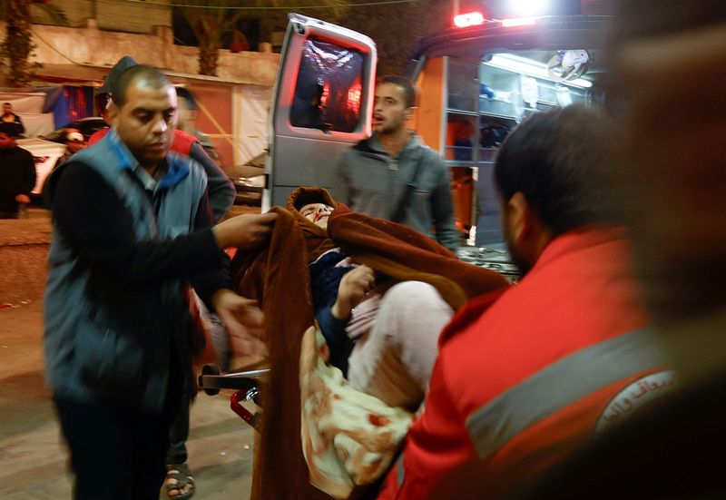 &copy; Reuters. نقل جريح فلسطيني إلى مستشفى ناصر بعد غارات إسرائيلية في خان يونس بجنوب قطاع غزة في الثامن من ديسمبر كانون الأول 2023. تصوير: إبراهيم أبو مصطفى -