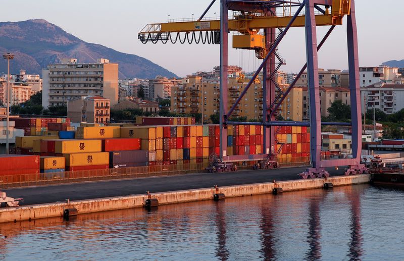 &copy; Reuters. FOTO ARCHIVO: Una zona de contenedores se ve en el puerto de Palermo, Italia. 26 de julio de 2018. REUTERS/Tony Gentile/Archivo