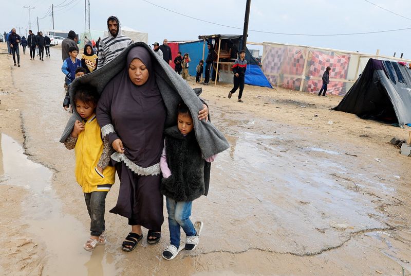 &copy; Reuters. Palestinos abrigados em tendas em Rafah
 13/12/2023   REUTERS/Mohammed Salem