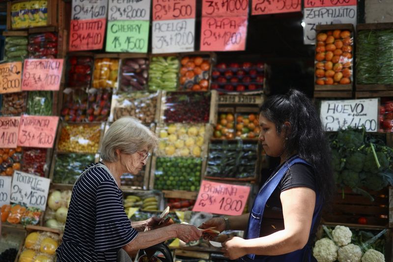 &copy; Reuters. A woman buys fruits and vegetables at a greengrocery store in Buenos Aires, Argentina, December 12, 2023. REUTERS/Tomas Cuesta