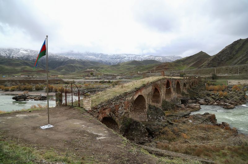 &copy; Reuters. FOTO DE ARCHIVO. Una bandera nacional de Azerbaiyán junto al antiguo puente de Khodaafarin, cerca de la frontera con Irán, en la zona que quedó bajo el control de las tropas de Azerbaiyán tras un conflicto militar por Nagorno-Karabaj contra fuerzas de