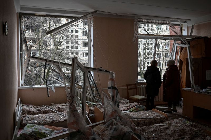 © Reuters. روضة أطفال لحقت بها أضرار خلال هجوم صاروخي روسي مع استمرار الهجمات الروسية على أوكرانيا في كييف يوم الأربعاء. تصوير: فياتشيسلاف راتينسكي - رويترز.