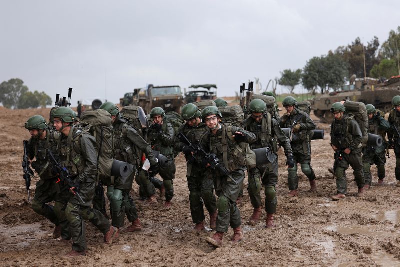 &copy; Reuters. Soldados israelenses se preparam para entrar em Gaza
 13/12/2023    REUTERS/Ronen Zvulun