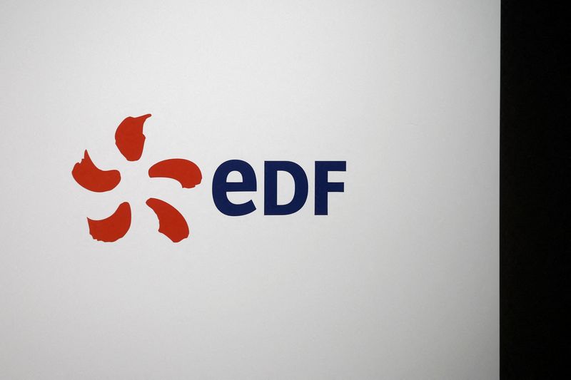 &copy; Reuters. Photo d'archives: Le logo d'EDF est visible avant la présentation des résultats semestriels à Paris, France. /Photo prise le 27 juillet 2023/REUTERS/Benoit Tessier