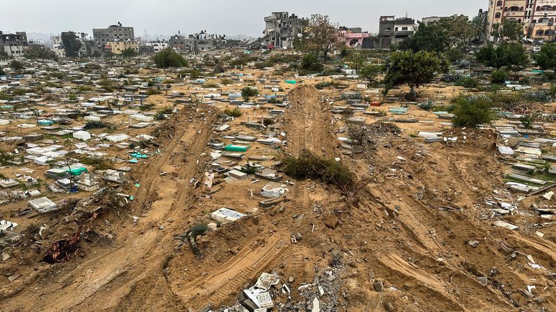 &copy; Reuters. Sepulturas danificadas durante ofensiva terrestre israelense no norte de Gaza
 13/12/2023   REUTERS/Abed Sabah