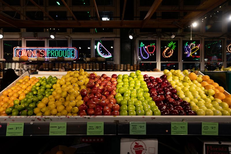 &copy; Reuters. Banca de frutas na Filadélfia, EUA
19/02/2022.  REUTERS/Hannah Beier/File Photo