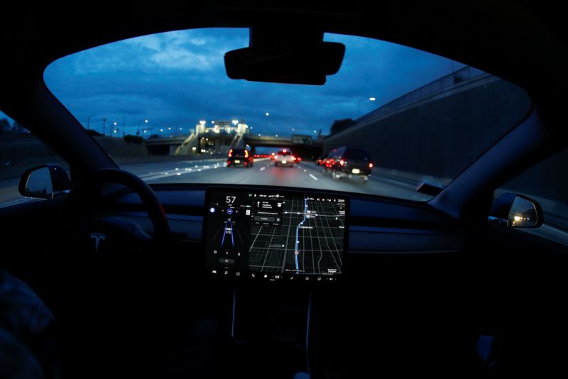 &copy; Reuters. Un veicolo Tesla Model 3 naviga nell'ora di punta del mattino utilizzando la funzione di pilota automatico dell'auto a Los Angeles, California, Stati Uniti, 20 marzo 2019.  REUTERS/Mike Blake/File Photo