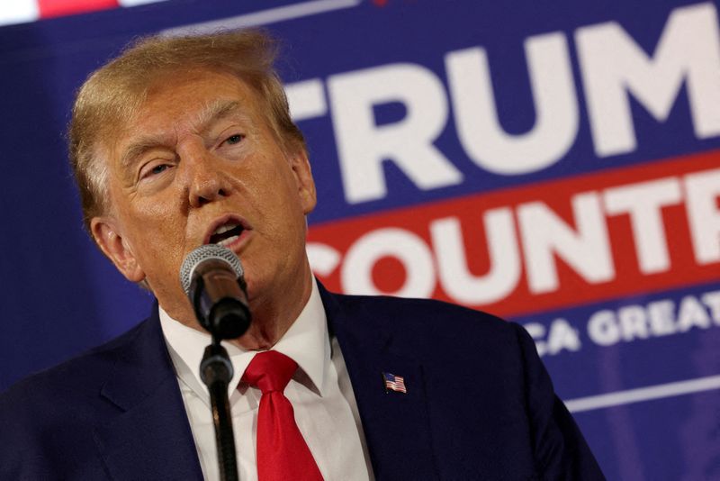 &copy; Reuters. FILE PHOTO: Former U.S. President and Republican presidential candidate Donald Trump rallies with supporters at a "commit to caucus" event at a Whiskey bar in Ankeny, Iowa, U.S. December 2, 2023. REUTERS/Carlos Barria/File Photo