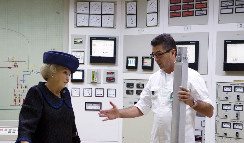 &copy; Reuters. La reine Beatrix (L) des Pays-Bas visite la centrale nucléaire de Petten. /Photo d'archive/REUTERS/Pool