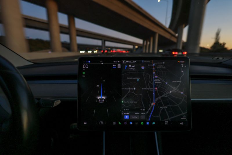 &copy; Reuters. Un véhicule Tesla Model 3 conduit en utilisant le logiciel Full Self Driving (FSD) beta sur une autoroute californienne près d'Irvine, Californie, États-Unis.  Tesla Inc TSLA.O a déclaré qu'il rappellerait 362 000 véhicules américains pour mettre 