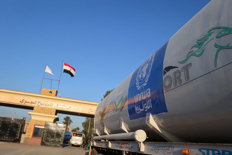 &copy; Reuters. FOTO DE ARCHIVO: Un camión, marcado con el logotipo de la Agencia de Naciones Unidas para los Refugiados de Palestina en Oriente Medio (UNRWA), cruza a Egipto desde Gaza, en el paso fronterizo de Rafah entre Egipto y la Franja de Gaza, durante una tregua