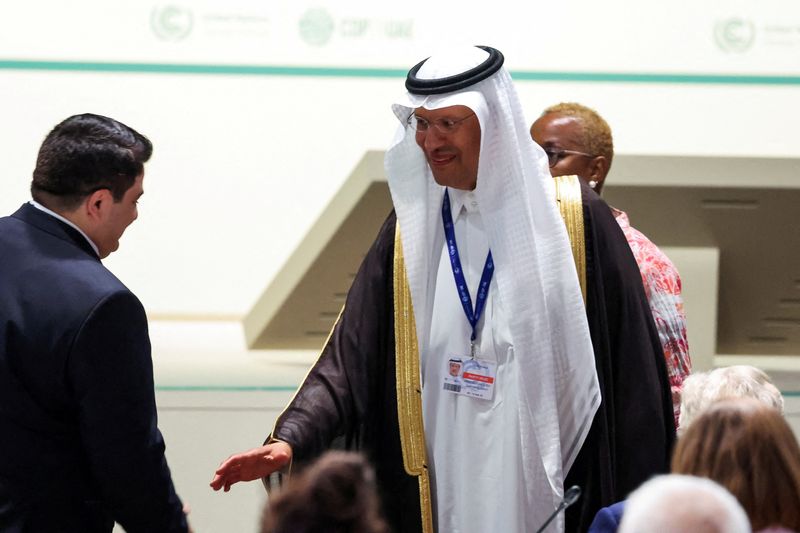 &copy; Reuters. サウジアラビアのアブドルアジズ・エネルギー相は１３日、同国は国連気候変動枠組み条約第２８回締約国会議（ＣＯＰ２８）の最終合意を支持すると述べた。ドバイで撮影（２０２３年　