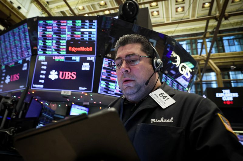 © Reuters. Traders work on the floor at the New York Stock Exchange (NYSE) in New York City, U.S., December 13, 2023.  REUTERS/Brendan McDermid