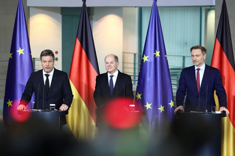 &copy; Reuters. German Chancellor Olaf Scholz, Finance Minister Christian Lindner, and Economy and Climate Minister Robert Habeck present the 2024 budget in Berlin, Germany, December 13, 2023. REUTERS/Liesa Johannssen