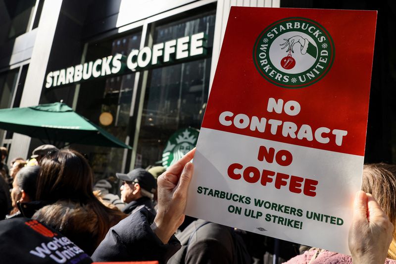 &copy; Reuters. Members of the Starbucks Workers Union and other labor organization picket and hold a rally outside a company owned Starbucks store, during the coffee chain's Red Cup Day event in New York City, U.S., November 16, 2023.  REUTERS/Brendan McDermid/File Phot