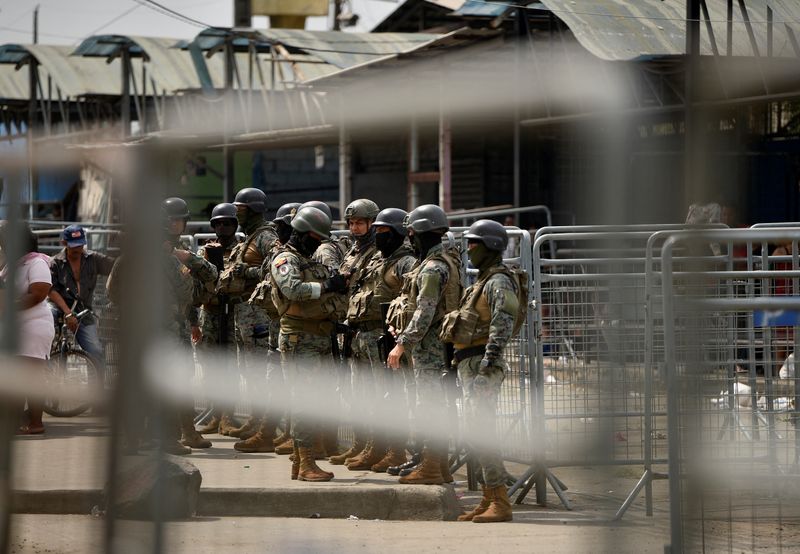 &copy; Reuters. FOTO DE ARCHIVO. Fuerzas de seguridad hacen guardia afuera de la prisión de Guayaquil, luego de que el gobierno de Ecuador declarara estado de emergencia por 60 días en todas las prisiones del país y autorizara a las fuerzas armadas a retomar el contro