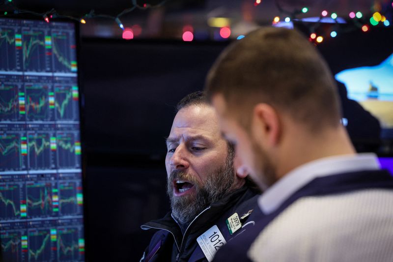 &copy; Reuters. Due trader a New York Stock Exchange (NYSE) a New York. 11 dicembre 2023.  REUTERS/Brendan McDermid