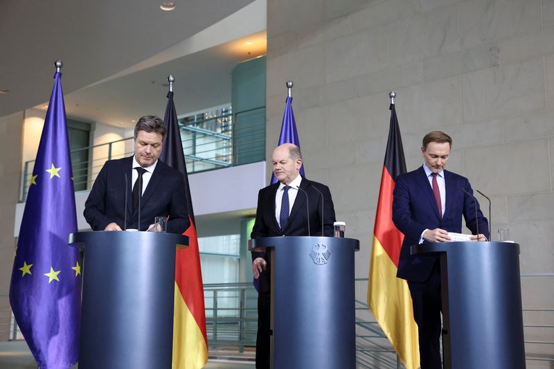 &copy; Reuters. German Chancellor Olaf Scholz, Finance Minister Christian Lindner, and Economy and Climate Minister Robert Habeck present the 2024 budget in Berlin, Germany, December 13, 2023. REUTERS/Liesa Johannssen