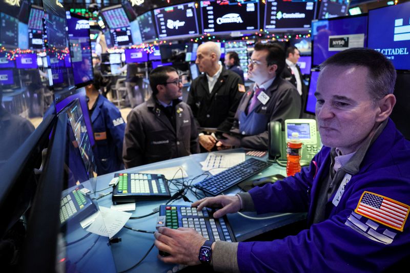 &copy; Reuters. متداولون يعملون داخل بورصة نيويورك يوم 11 ديسمبر تشرين الأول 2023. تصوير: برندان مكدرميد - رويترز.