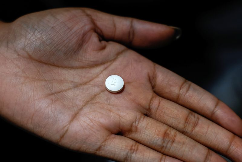 &copy; Reuters. A patient prepares to take Mifepristone, the first medication in a medical abortion, at Alamo Women's Clinic in Carbondale, Illinois, U.S., April 20, 2023. REUTERS/Evelyn Hockstein/ File Photo