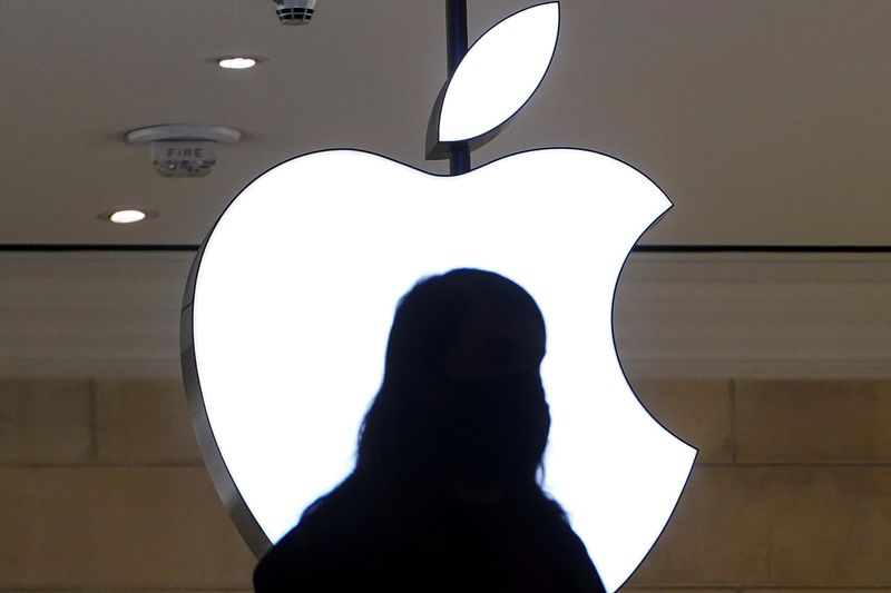 &copy; Reuters. FILE PHOTO: A person is silhouetted against a logo sign of the Apple Store in the Grand Central Terminal in the Manhattan borough of New York City, New York, U.S., January 4, 2022.  REUTERS/Carlo Allegri