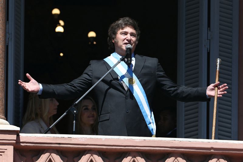 &copy; Reuters. Argentina's President Javier Milei addresses supporters from the Casa Rosada balcony, as his sister Karina Milei and his partner Fatima Florez look on, after his swearing-in ceremony, in Buenos Aires, Argentina December 10, 2023. REUTERS/Agustin Marcarian