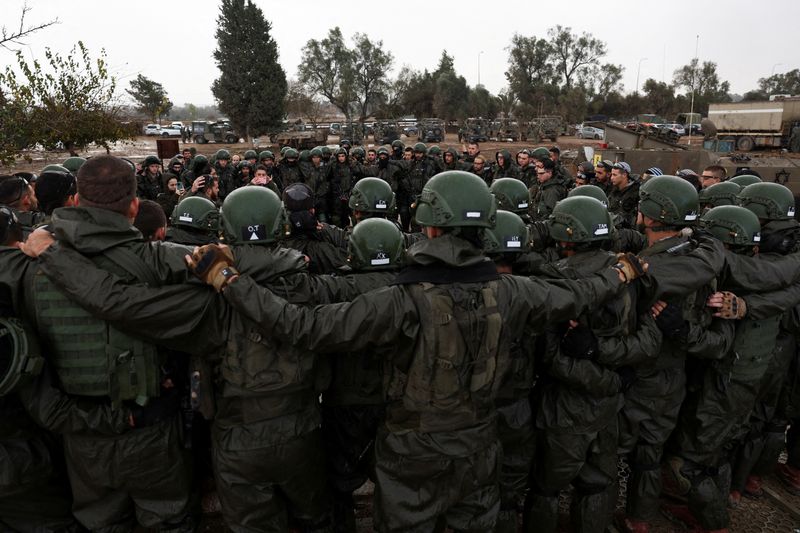 &copy; Reuters. Soldados israelenses se preparam para entrar na Faixa de Gaza
13/12/2023 REUTERS/Ronen Zvulun 
