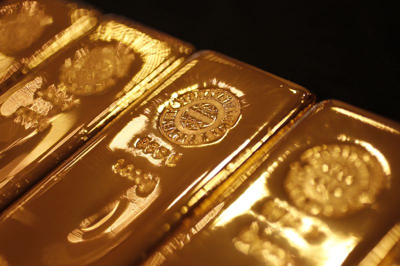 &copy; Reuters. Gold bars are pictured at the Ginza Tanaka store during a photo opportunity in Tokyo September 17, 2010.  Spot gold hit a new record high of $1,277.75 an ounce on Friday, as investors remained concerned about economic prospects. REUTERS/Yuriko Nakao (JAPA
