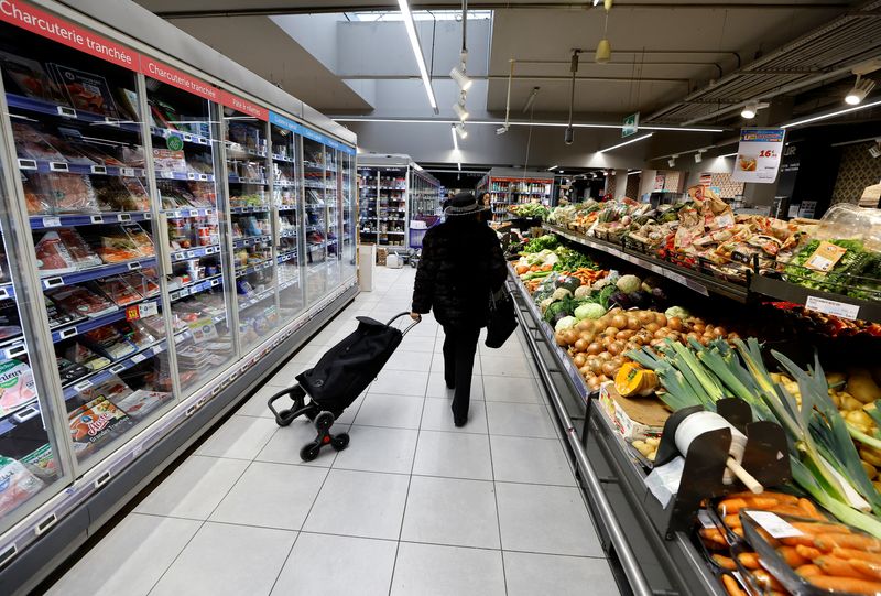 &copy; Reuters. A customer shops in a supermarket in Nice, France, March 1, 2023.    REUTERS/Eric Gaillard/File Photo