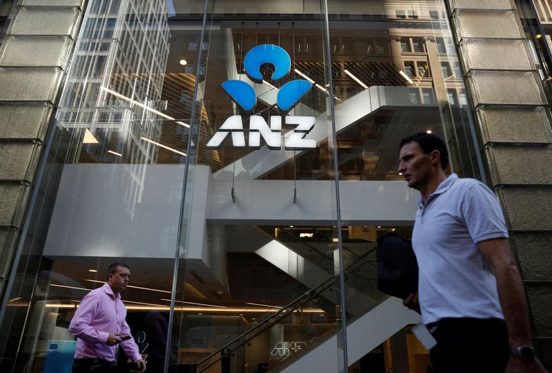 &copy; Reuters. FILE PHOTO: Commuters walk past an ANZ bank branch in Sydney, Australia April 23, 2018. REUTERS/Edgar Su/File Photo