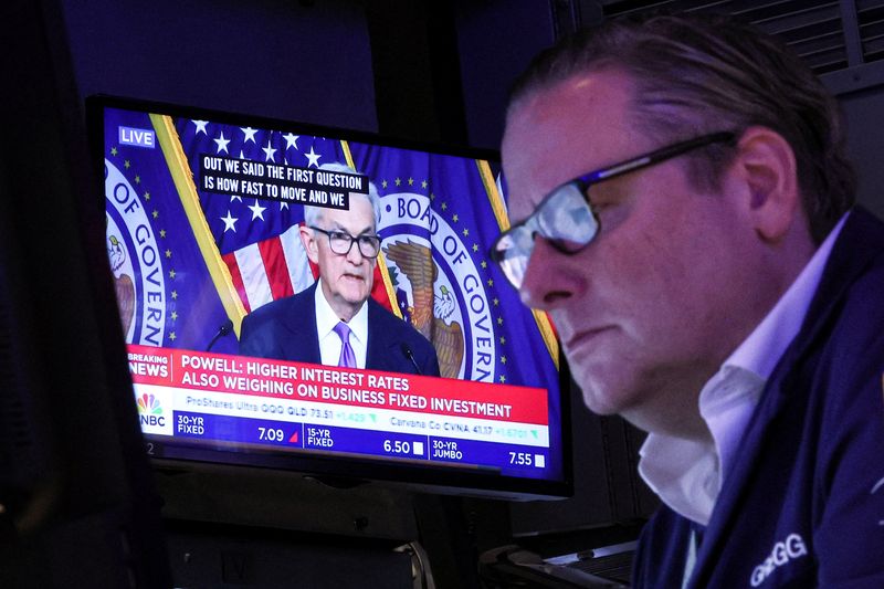 &copy; Reuters. FOTO DE ARCHIVO. Un operador trabaja, mientras una pantalla muestra una conferencia de prensa del presidente de la Reserva Federal, Jerome Powell, tras el anuncio de tipos de la Fed, en el parqué de la Bolsa de Nueva York (NYSE) en Nueva York, Estados Un