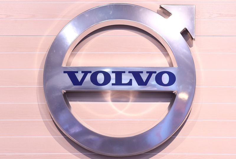&copy; Reuters. The logo of Swedish truck maker Volvo is pictured at the IAA truck show in Hanover, September 22,  2016.  REUTERS/Fabian Bimmer/file photo