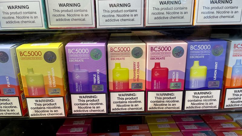 &copy; Reuters. Des produits pour cigarette électronique sont présentés à la vente dans un magasin à Oceanside, en Californie (États-Unis). /Photo prise le 30 novembre 2023/REUTERS/Mike Blake