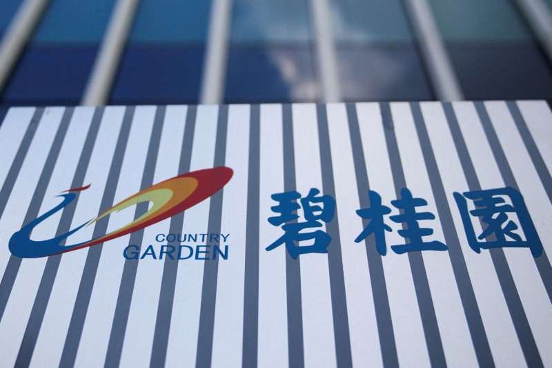 &copy; Reuters. FOTO DE ARCHIVO. El logo de la empresa promotora china Country Garden en el Shanghai Country Garden Center de Shanghái, China. 9 de agosto de 2023. REUTERS/Aly Song
