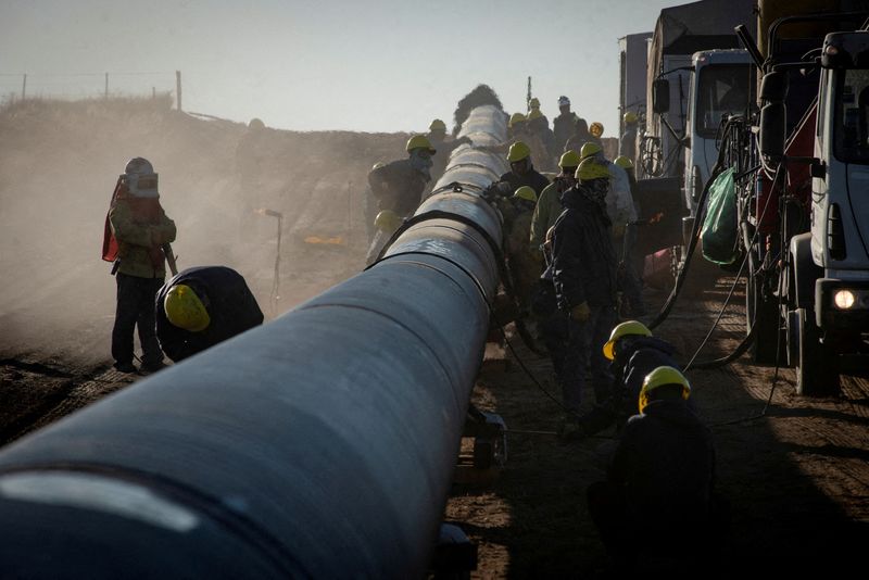 &copy; Reuters. FOTO DE ARCHIVO: Trabajadores son retratados durante la construcción del gasoducto Néstor Kirchner, en Macachin, La Pampa, Argentina el 26 de abril de 2023. REUTERS/Martin Cossarini NO RESALES. NO ARCHIVES/File Photo
