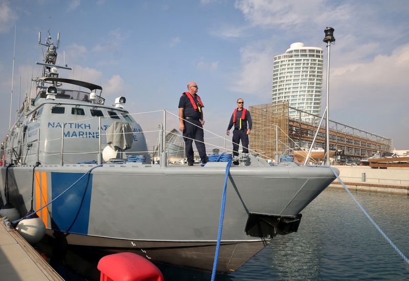 &copy; Reuters. ضباط يقفون على متن سفينة تابعة لميناء قبرص في السادس من ديسمبر كانون الأول 2023. تصوير: يانيس كورت أوغلو - رويترز.
