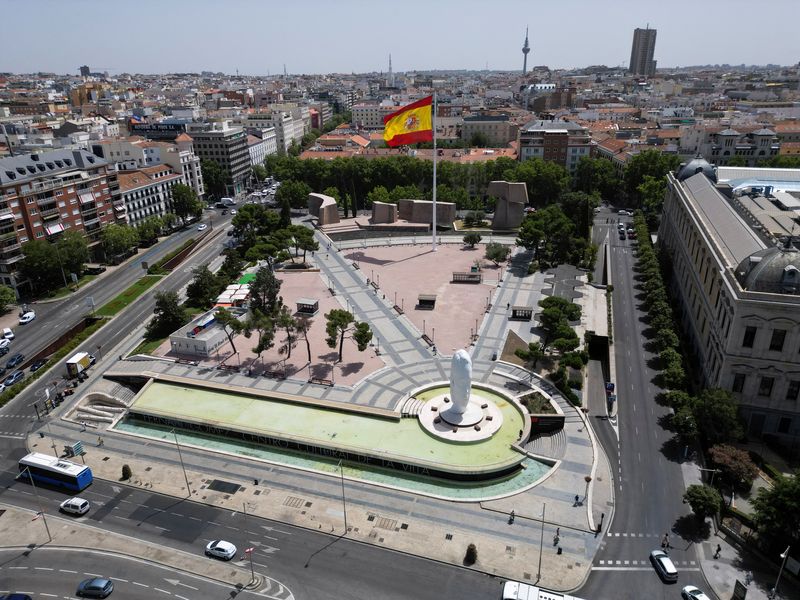 &copy; Reuters. Una veduta aerea mostra una bandiera spagnola in piazza Colon durante un'ondata di caldo a Madrid, Spagna, 19 luglio 2023. REUTERS/Guillermo Martinez