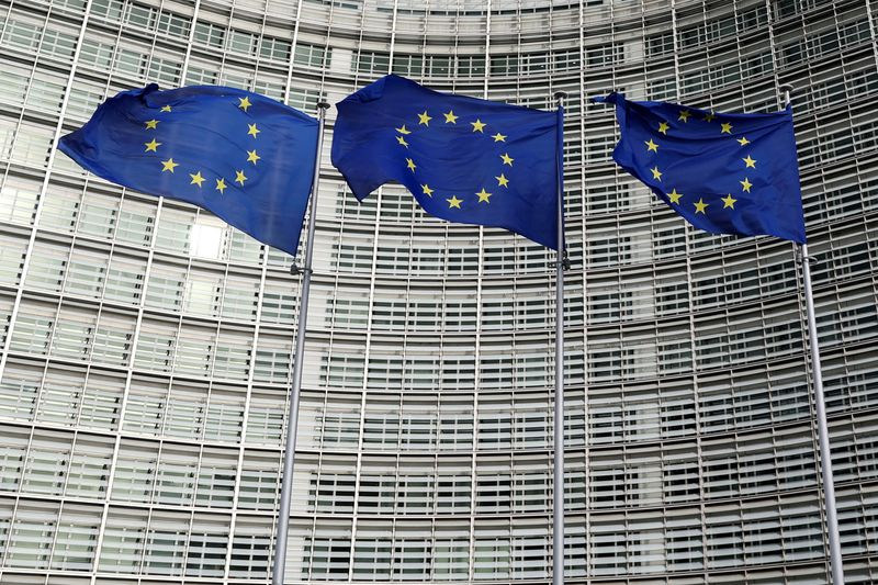 &copy; Reuters. Bandiere Ue davanti la sede della Commissione europea a Bruxelles. REUTERS/Yves Herman