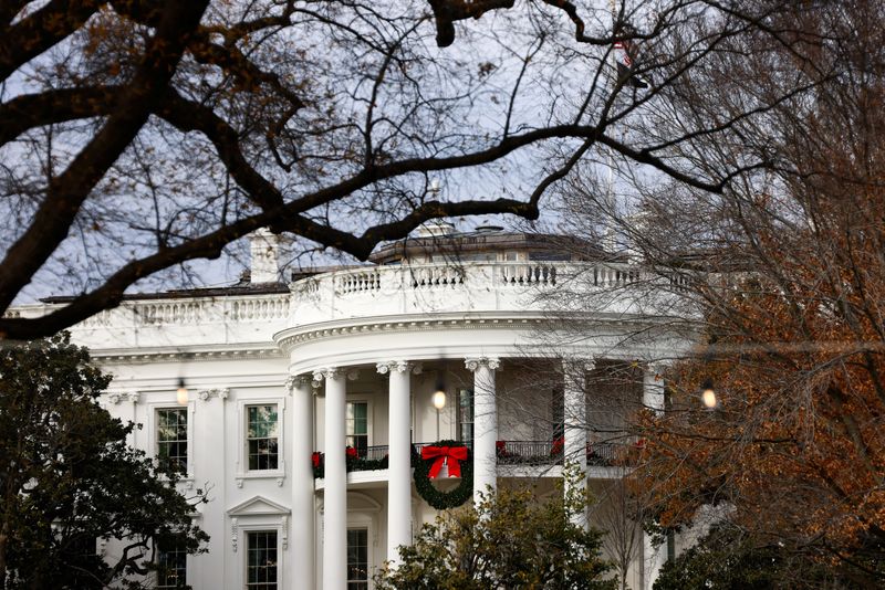 &copy; Reuters. The White House stands decorated in Washington, U.S., December 6, 2023. REUTERS/Julia Nikhinson/File Photo