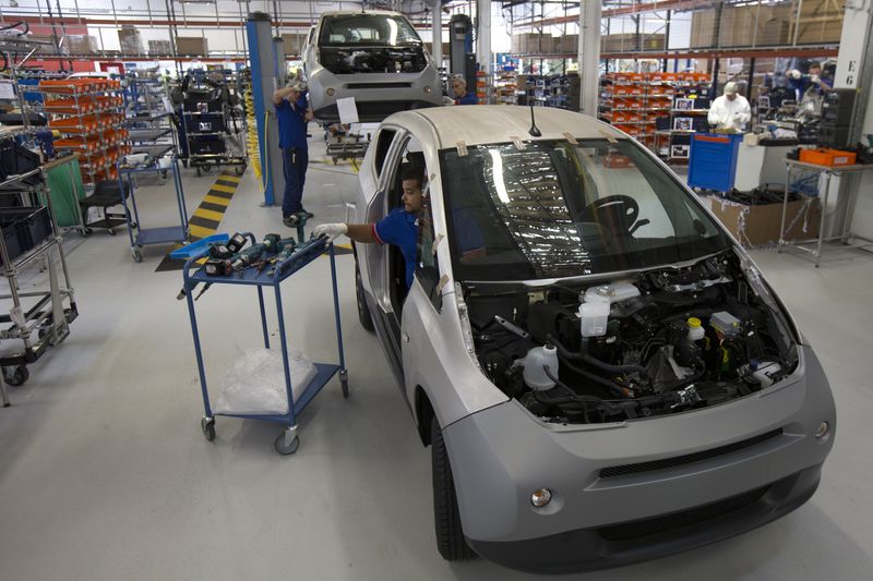 &copy; Reuters. An employee works on the automobile assembly line of Bluecar electric city cars at Renault car maker factory in Dieppe, western France, September 1, 2015. REUTERS/Philippe Wojazer/File Photo