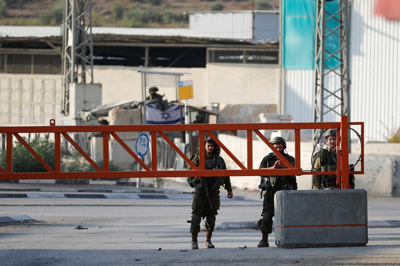 &copy; Reuters. Truppe israeliane di guardia dopo l'attacco dei coloni a Deir Sharaf, vicino a Nablus, nella Cisgiordania occupata da Israele, 2 novembre 2023. Foto REUTERS/Raneen Sawafta/File Photo