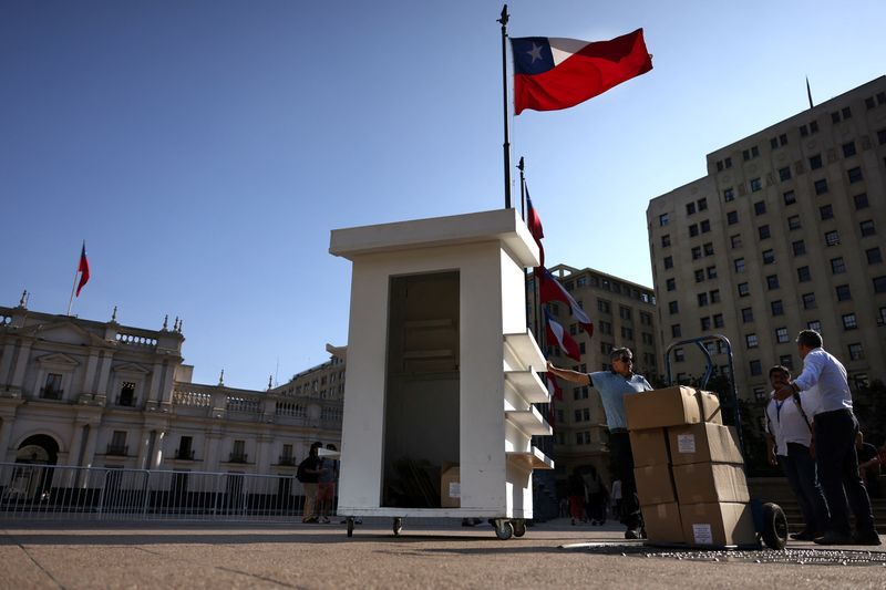 &copy; Reuters. Trabalhadores entregam caixas contendo exemplares da proposta de nova Constituição do Chile em Santiago
27/11/2023 REUTERS/Ivan Alvarado
